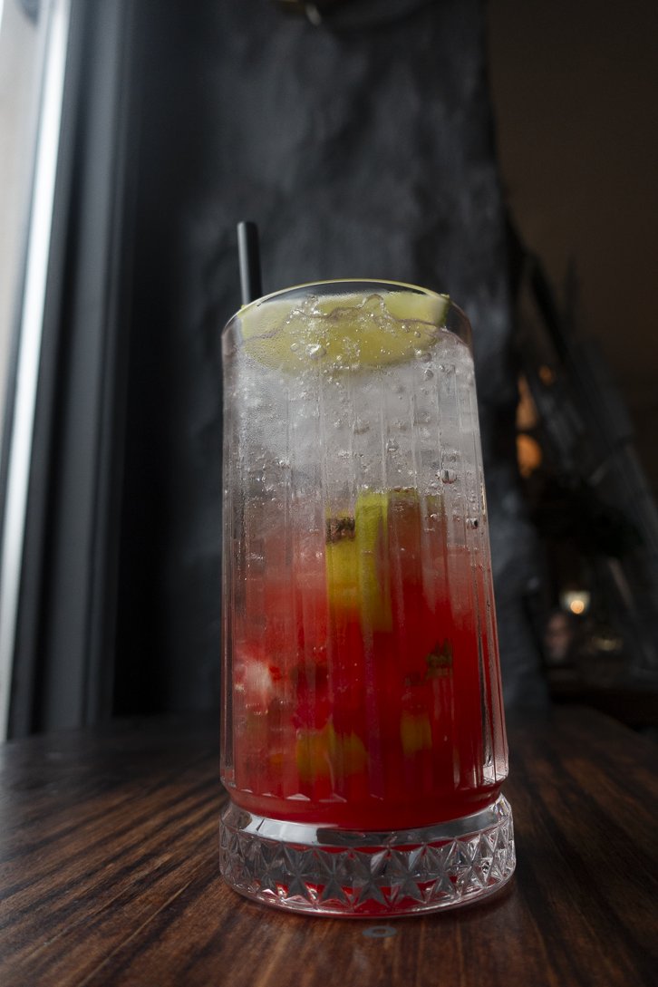 Frisk cocktail på bardisken hos Cafe Katz
