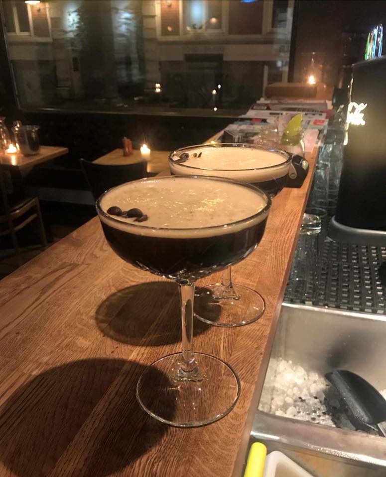 Espresso Martini i baren hos Cafe Katz