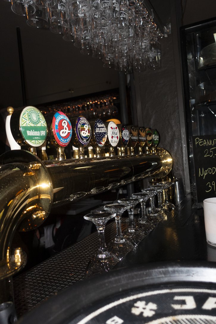 Fadølshaner i baren hos Cafe Katz
