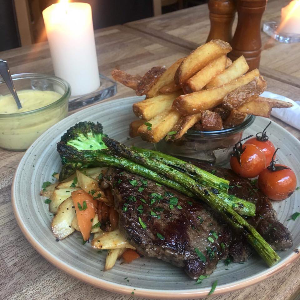 Bøf med pommes frites og grøntsager hos Cafe Katz